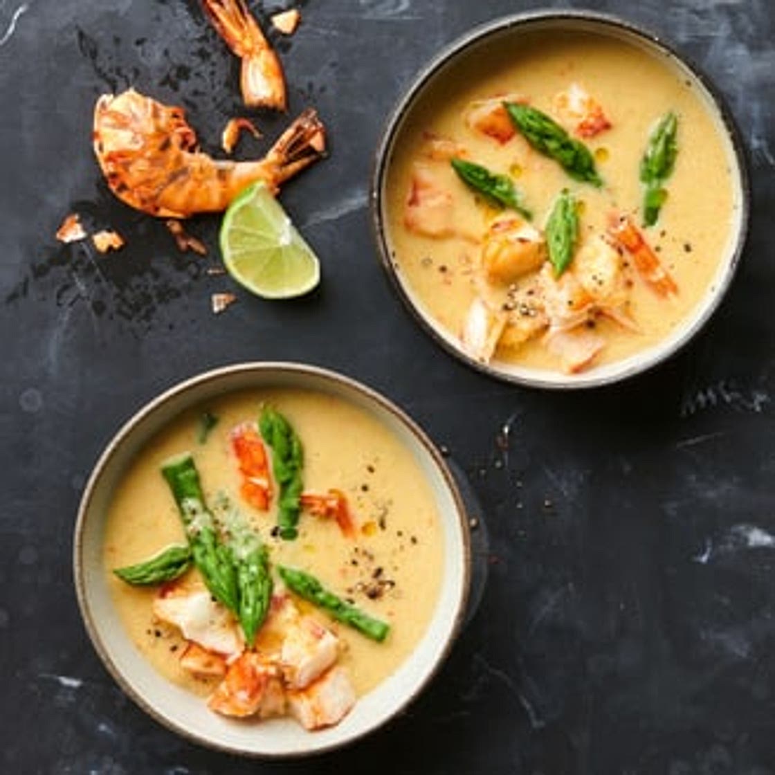 Spargel-Kokos-Suppe mit Scampi