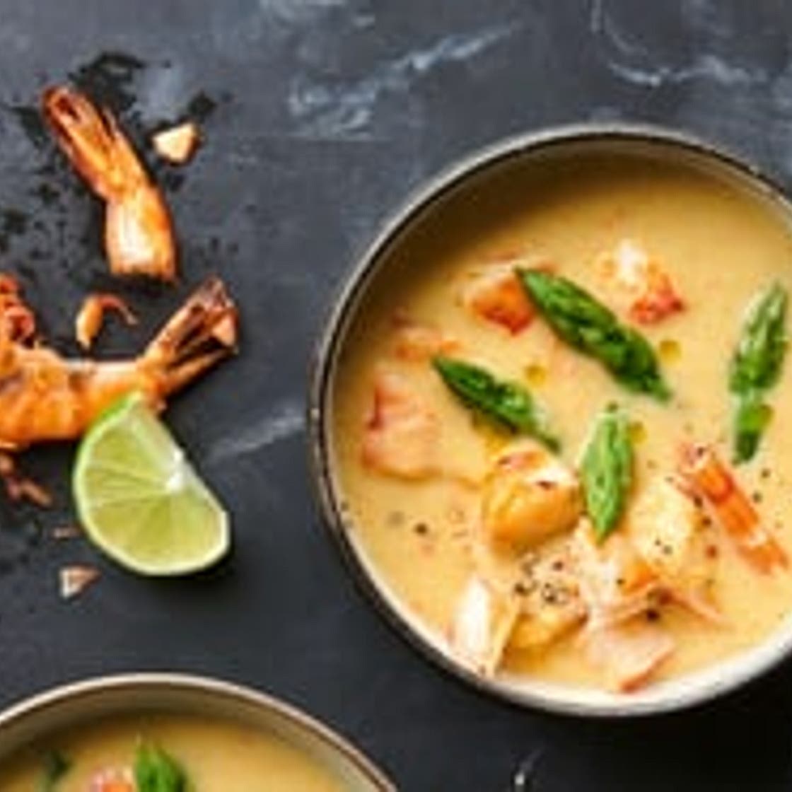 Spargel-Kokos-Suppe mit Scampi