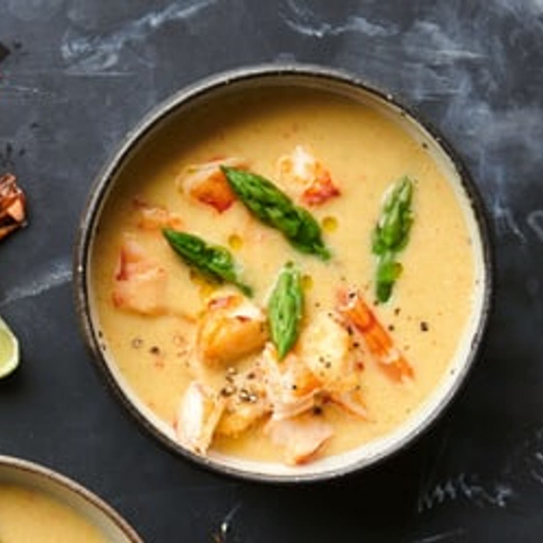 Spargel-Kokos-Suppe mit Scampi