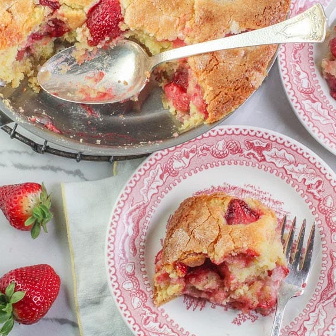 FODMAP IT!™ Strawberry Cornmeal Yogurt Skillet Cake