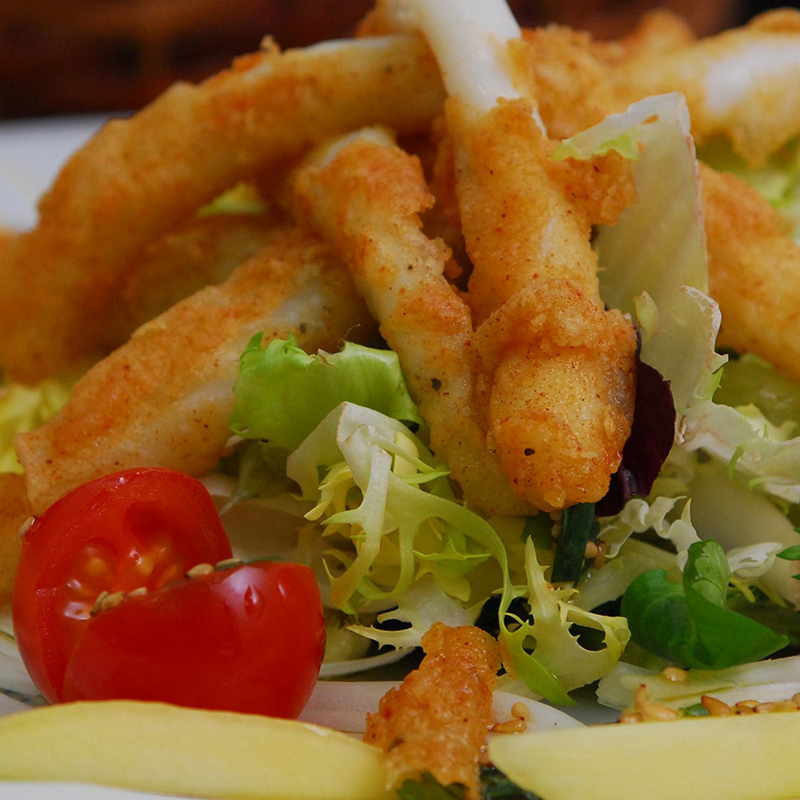 Ensalada de rabas de calamar con lima y mango