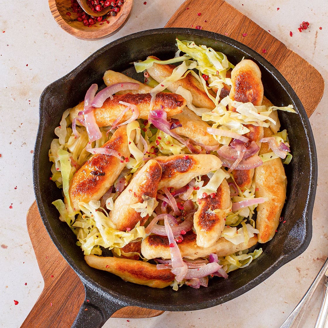 Schupfnudeln mit gebratenem Spitzkohl und roten Zwiebeln