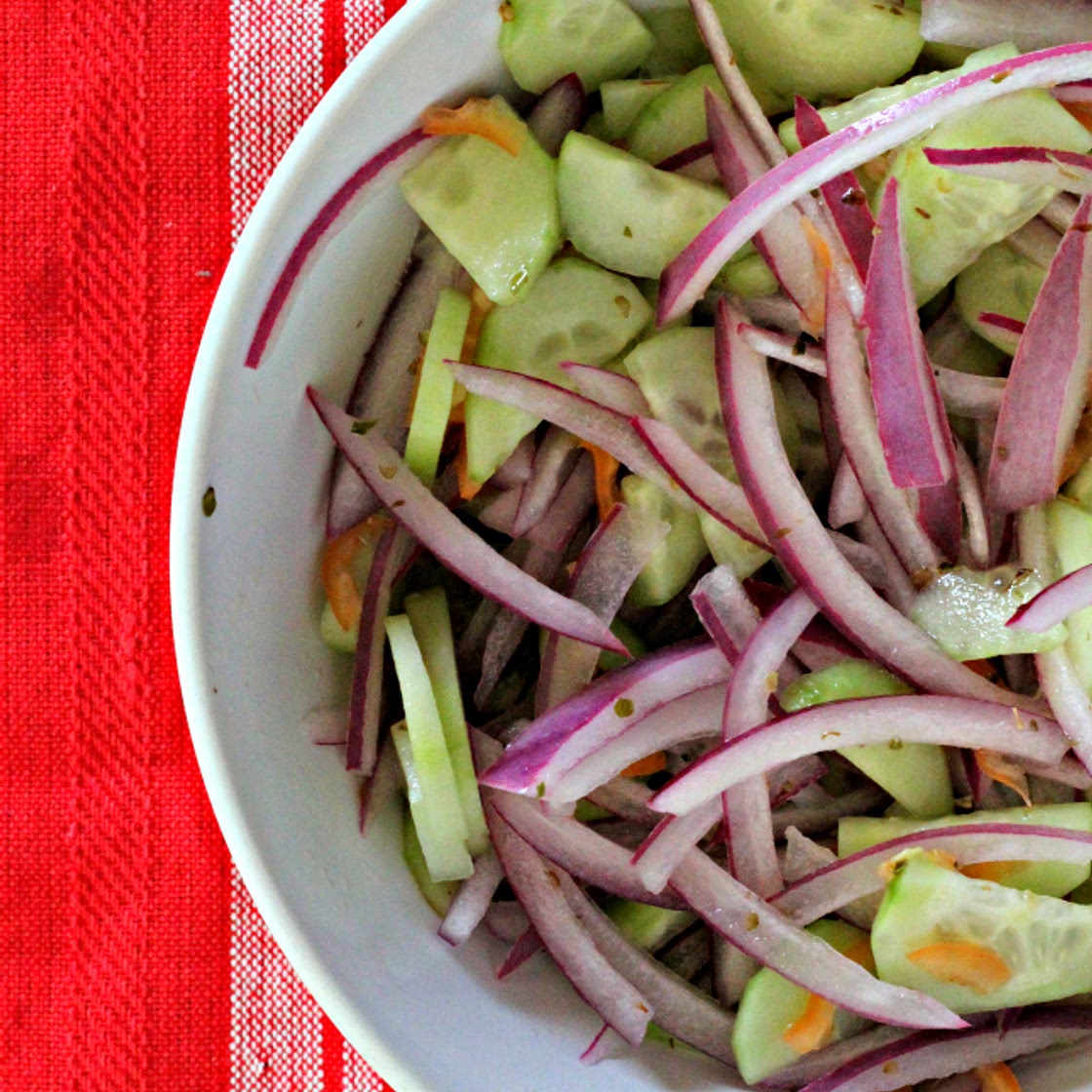 Cebollas encurtidas con chile habanero y pepino