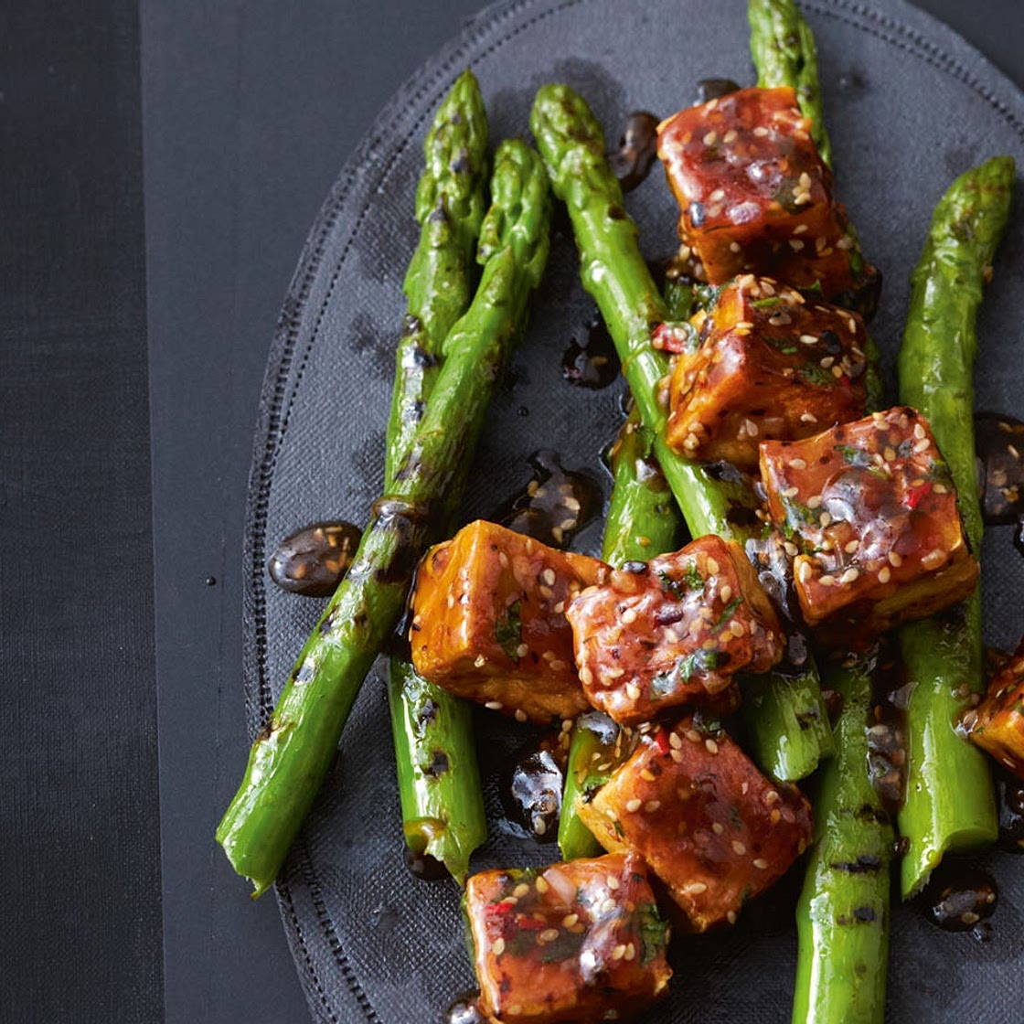 Gebratener Tofu mit Spargel und Sesam
