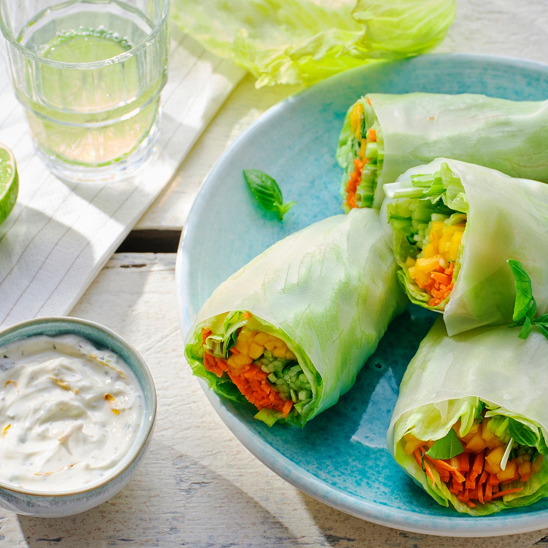 Fruchtige Sommerrollen mit Mango-Basilikum-Füllung