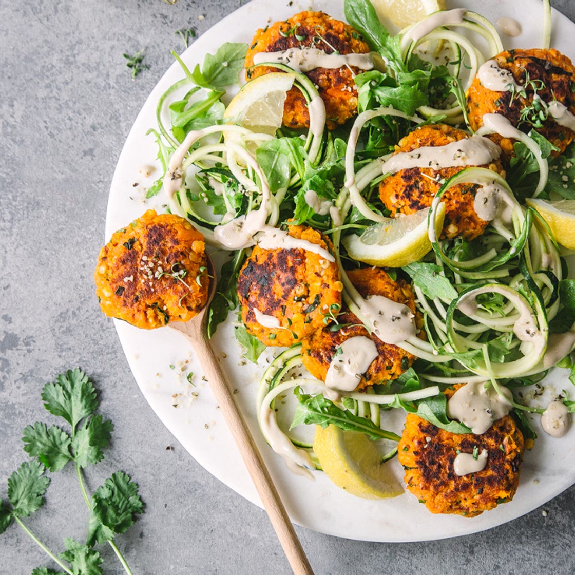 Vegane Möhrenbratlinge mit Tahini-Zucchinisalat
