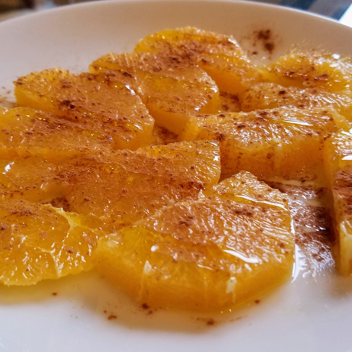 Sliced oranges with cinnamon and olive oil
