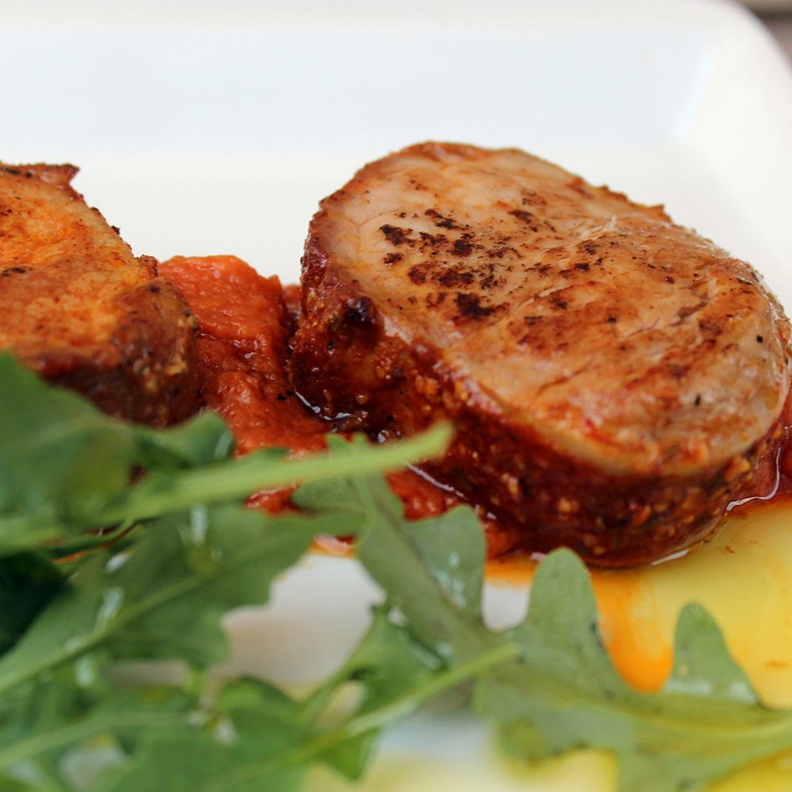 Solomillo de cerdo adobado y salsa de tomates deshidratados