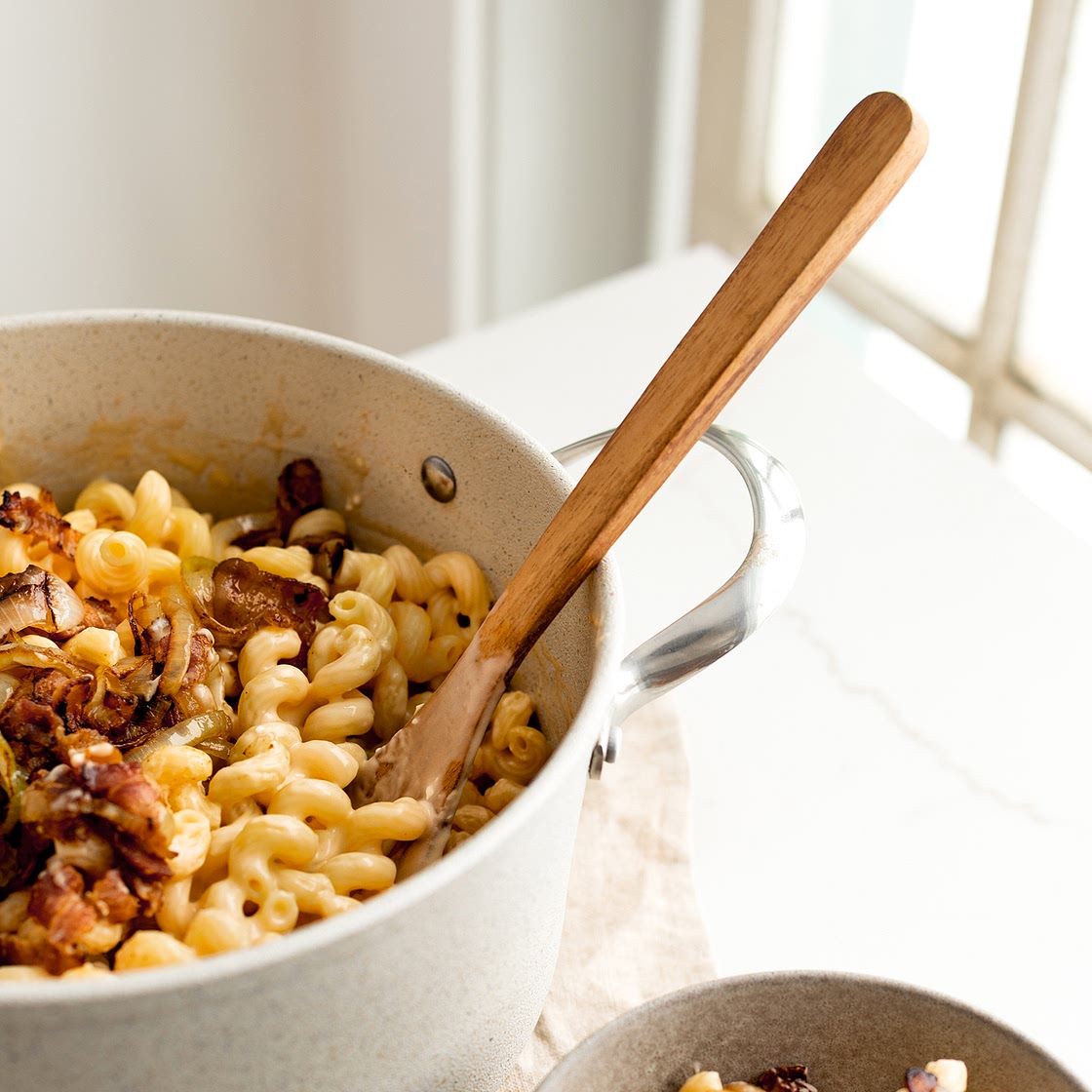 Macaroni au fromage & garniture de bacon et d’oignons