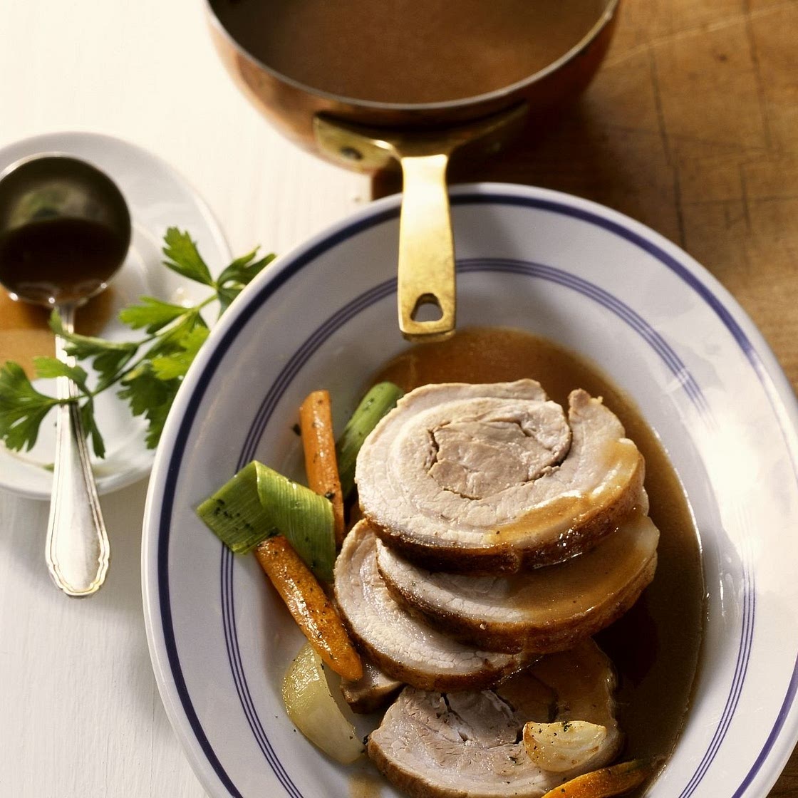 Rollbraten vom Schwein mit Bratensoße