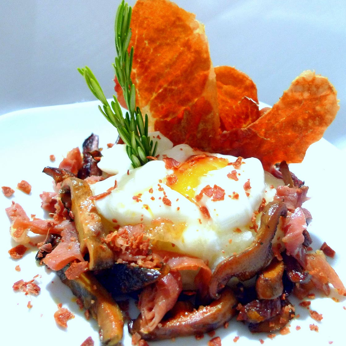 Huevo pochado con patatas, setas y jamón