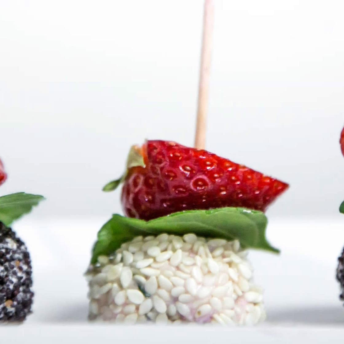 Palline di Formaggio Caprino e Fragole - Antipasto Freddo Veloce