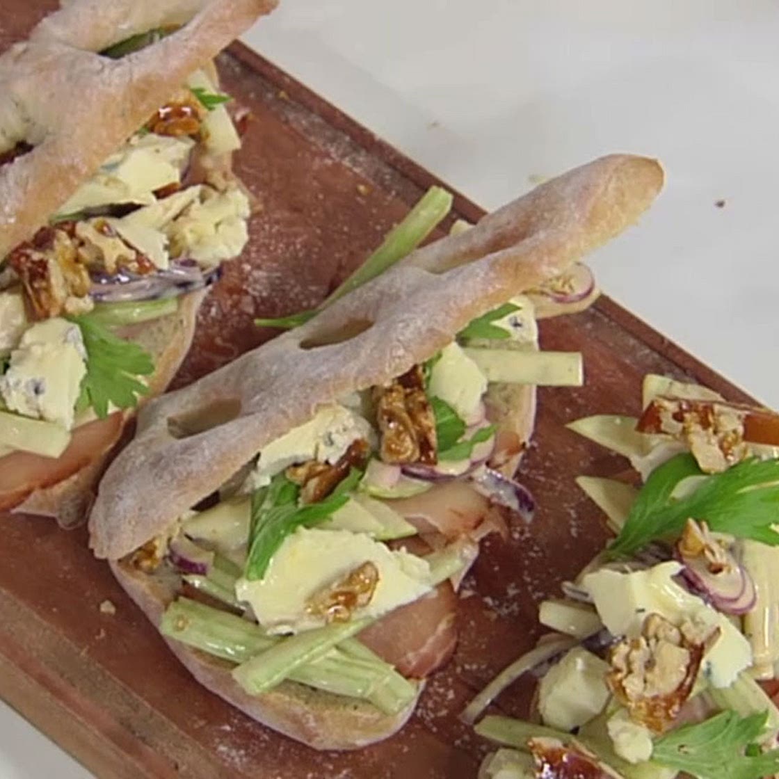 Bocadillo o sándwich de lomo ahumado y queso azul con pan estilo fougasse