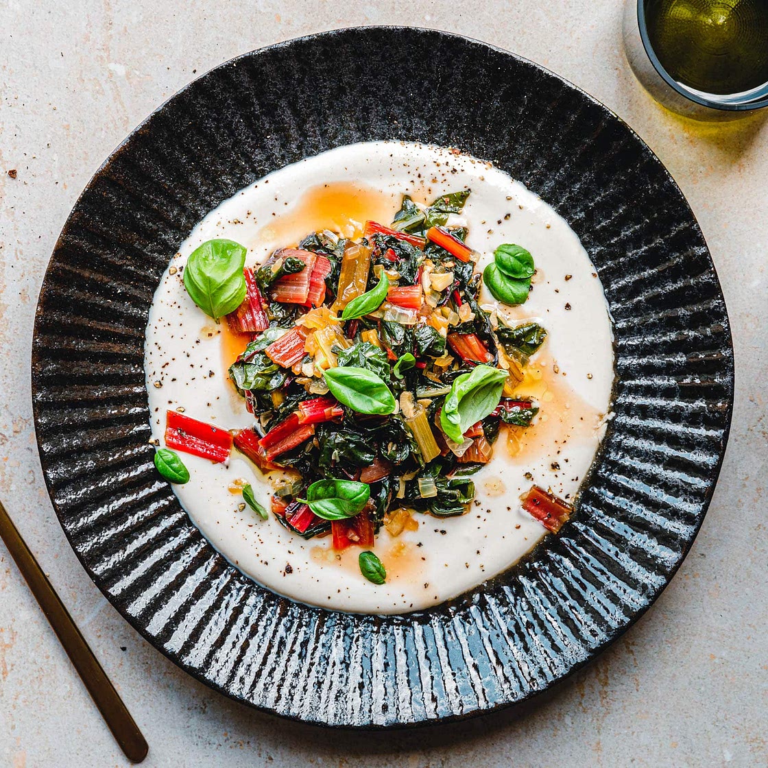 Geschmorter Mangold auf Tahin-Zitronen-Joghurt