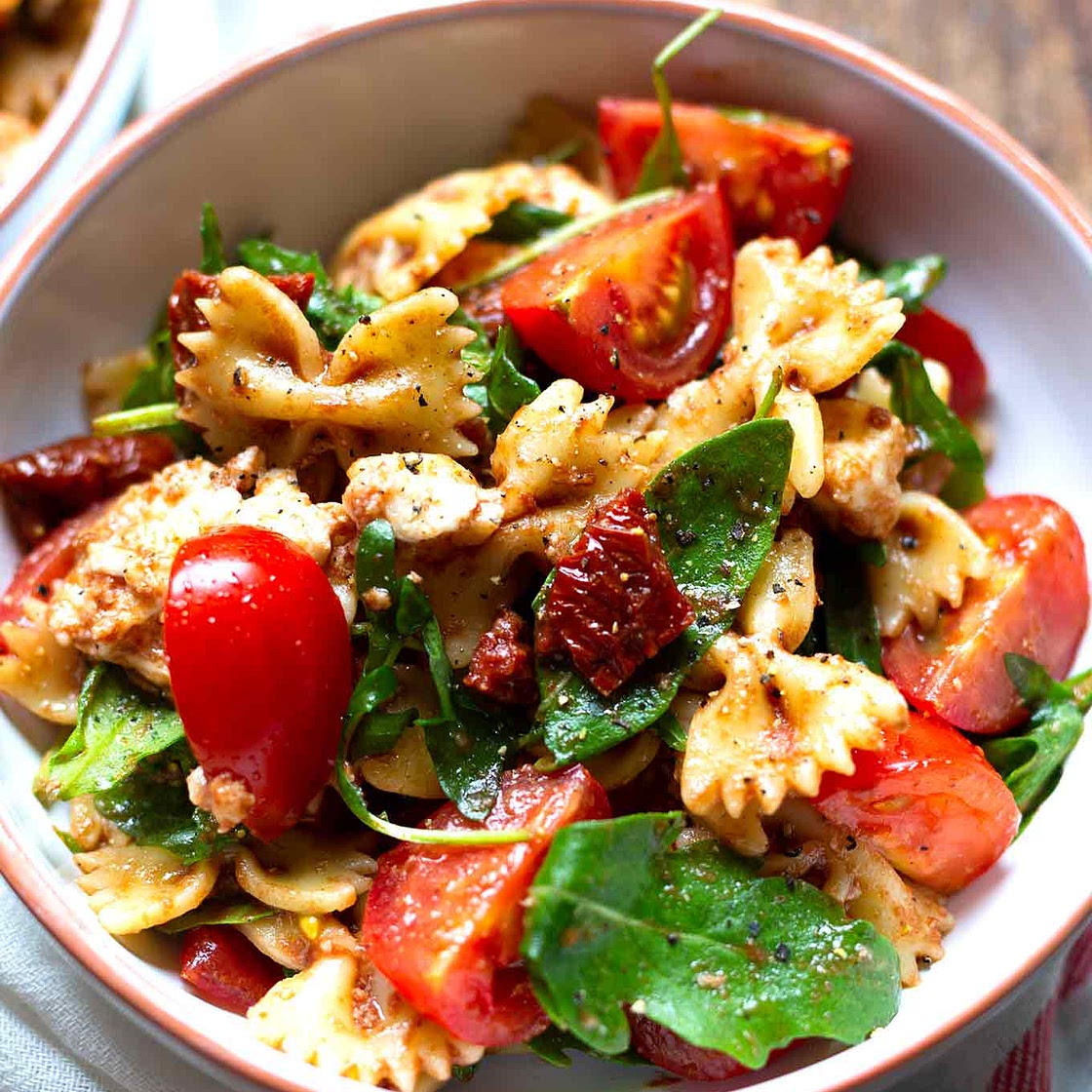 Italienischer Nudelsalat mit Tomaten, Rucola und Mozzarella