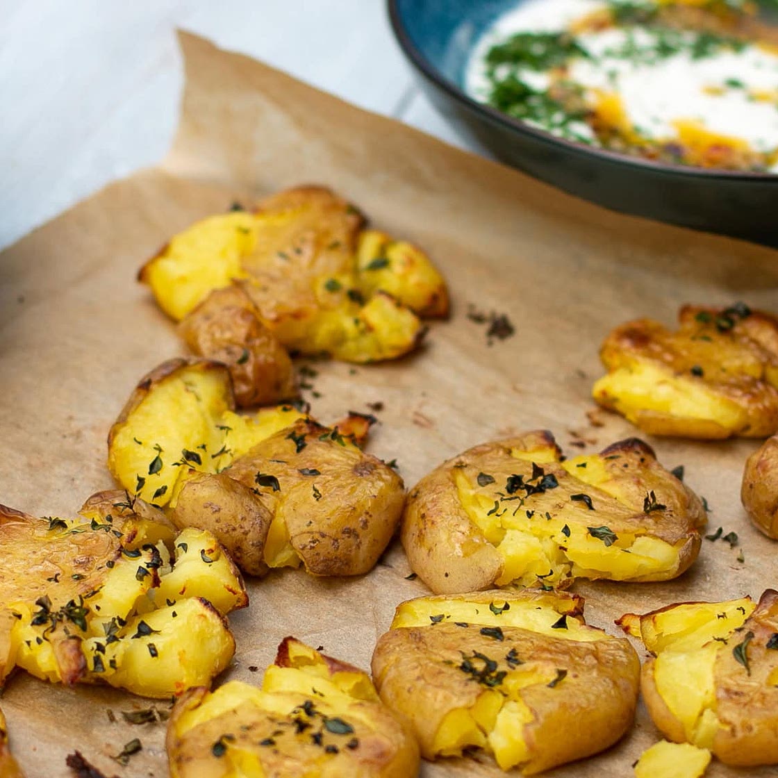 Crispy smashed potatoes with yogurt dip