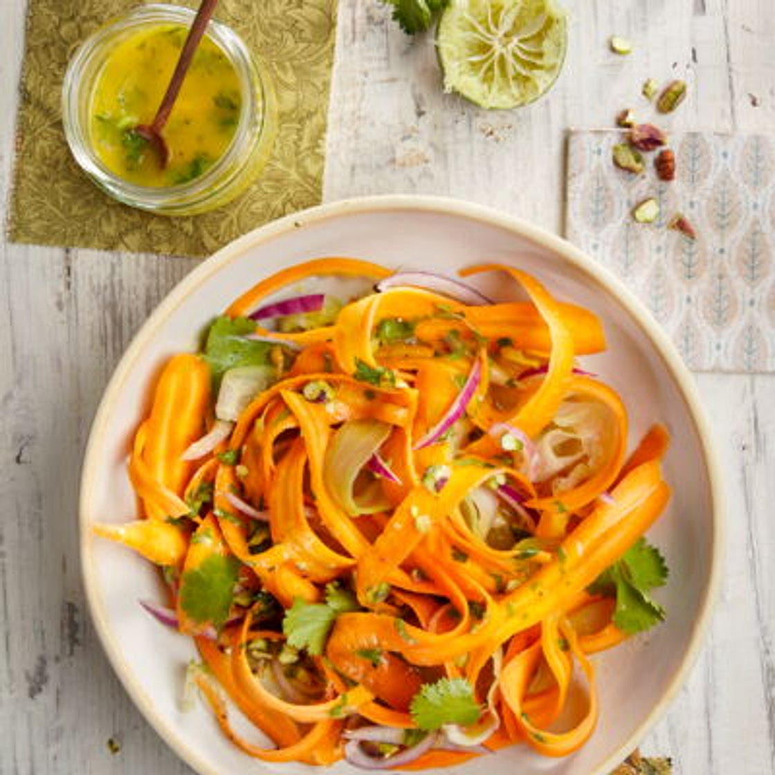 Tagliatelles de carottes en salade, céleri, vinaigrette de mangue et agrumes