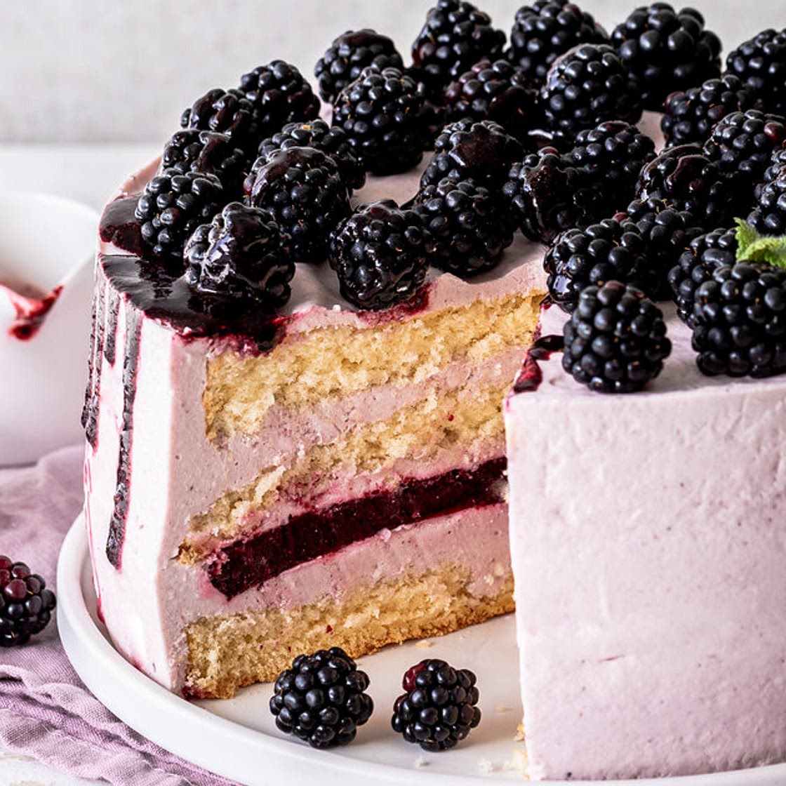 Brombeer-Torte - mit Joghurt-Creme und Fruchtfüllung