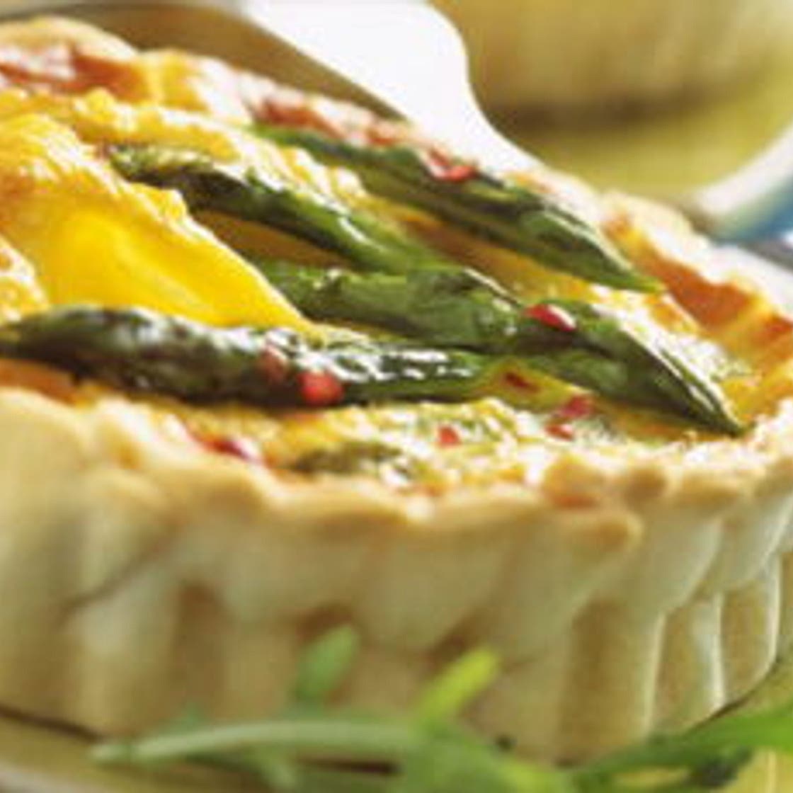 Tarte aux asperges et à la truite fumée