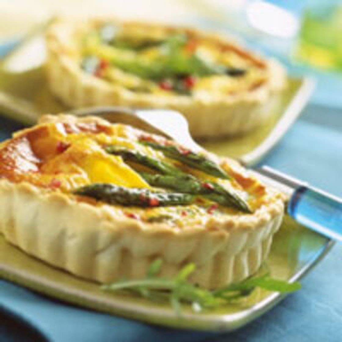 Tarte aux asperges et à la truite fumée