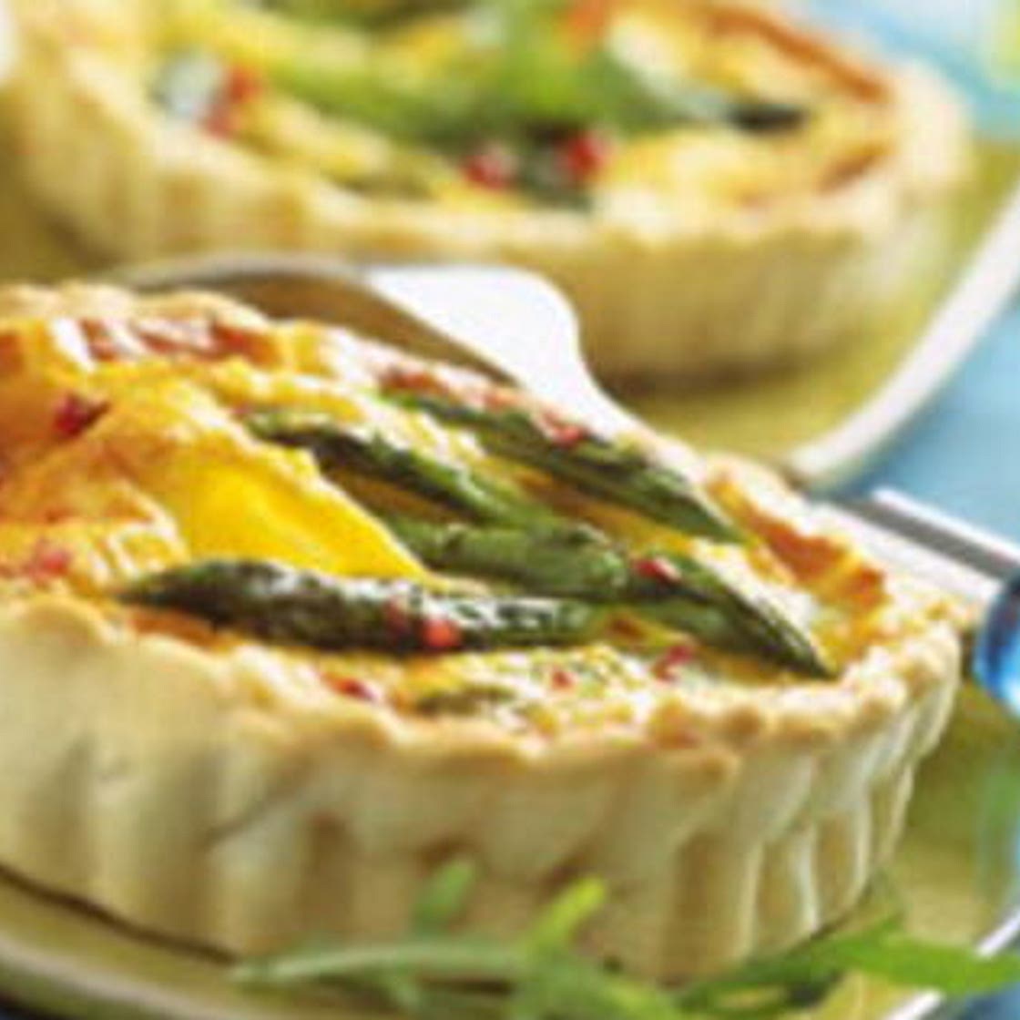 Tarte aux asperges et à la truite fumée