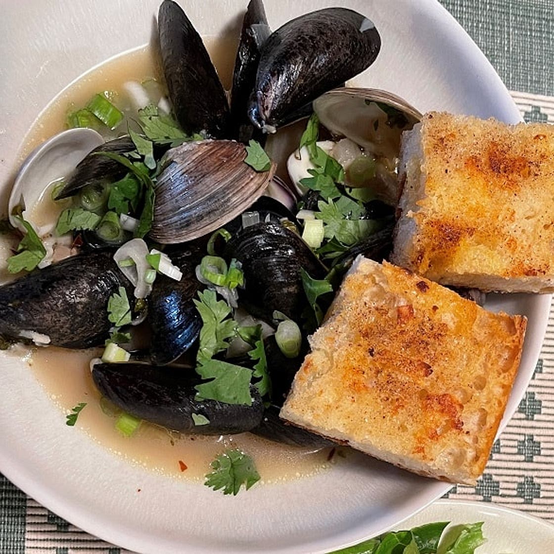 Steamed Mussels And Clams In White Wine