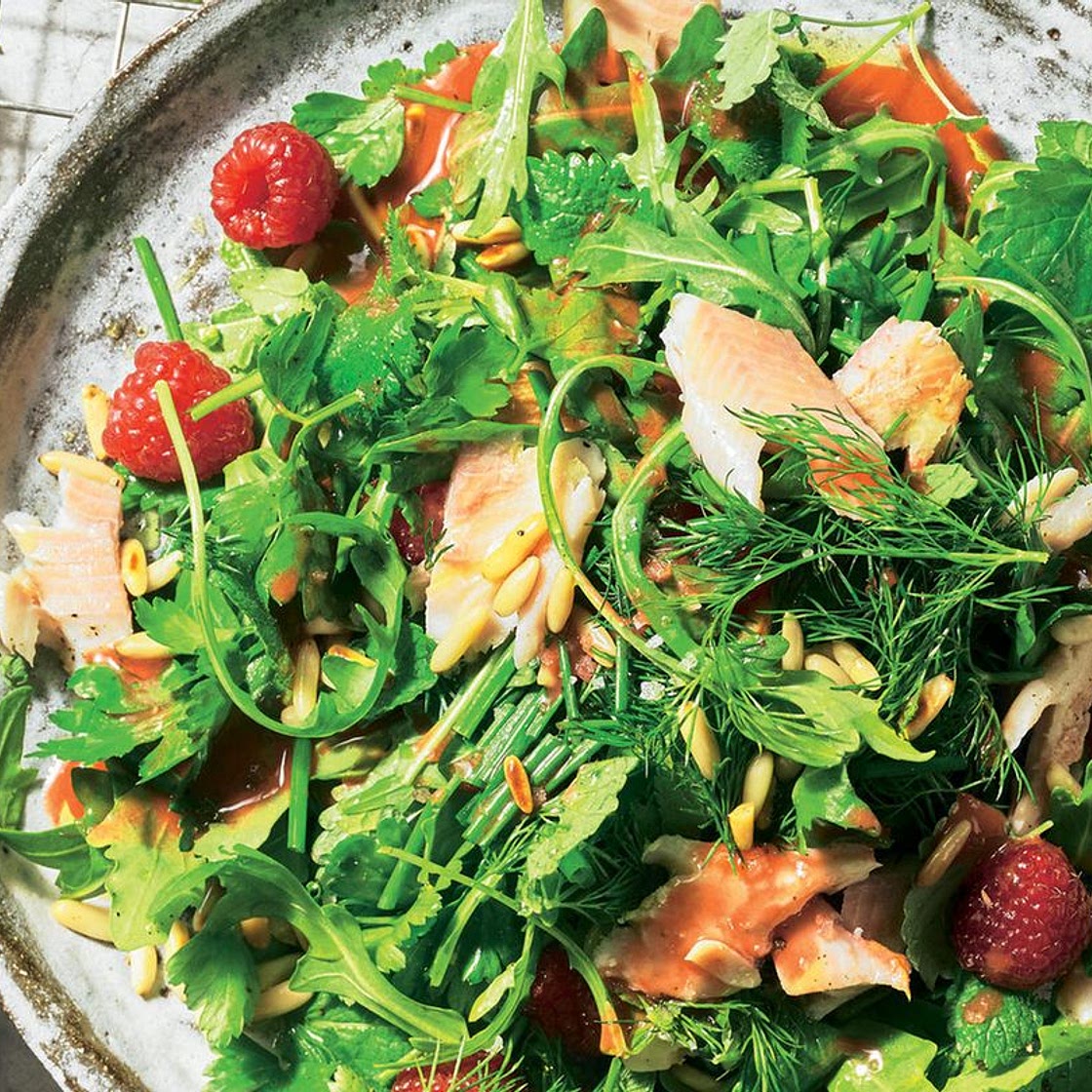 Kräuter-Himbeer-Salat mit Räucherforelle und Buchweizenwaffeln