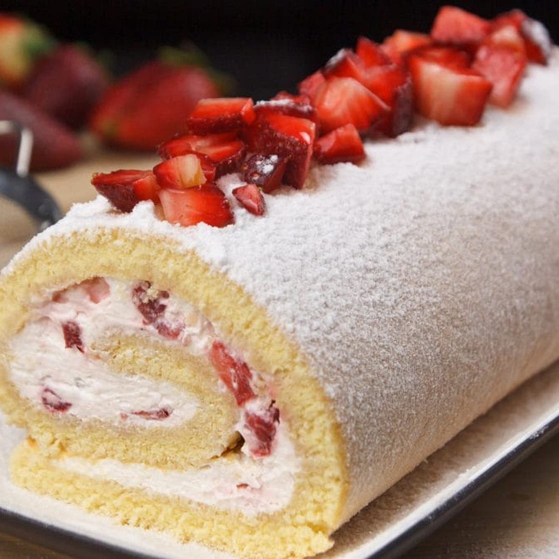 Rotolo di pan di Spagna alle fragole: la ricetta del dessert morbido e profumato