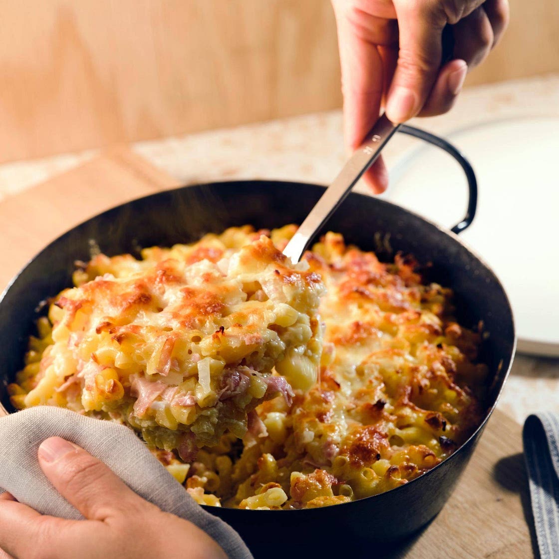Einfacher Nudelauflauf mit Schinken und Käse