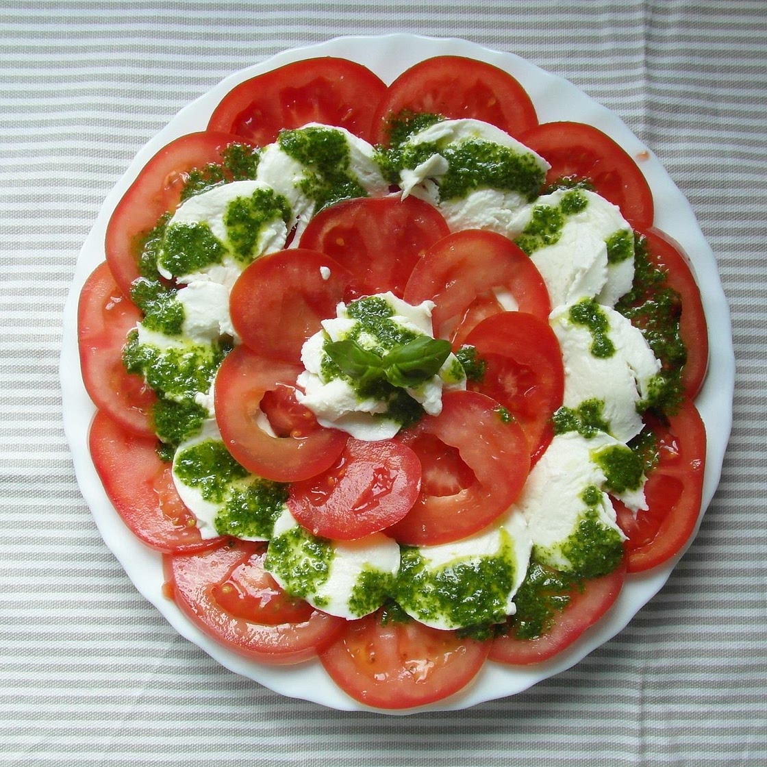 Receita de Salada caprese com molho pesto