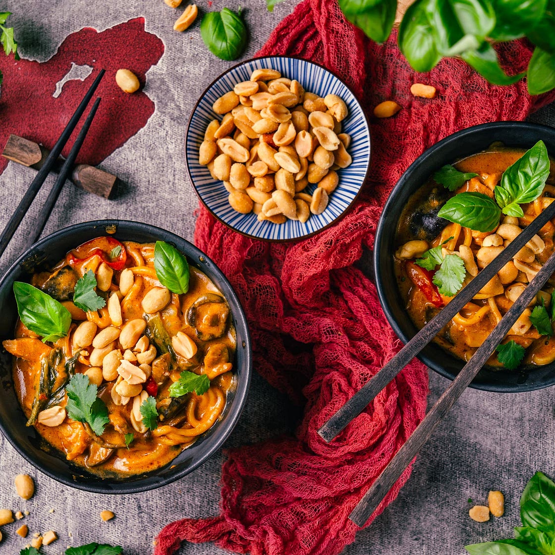 Scharfe Asia-Nudel-Bowl mit Erdnuss