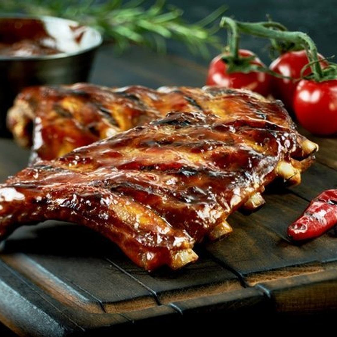 Costillar de cordero asado