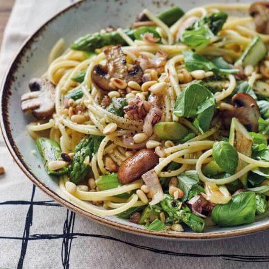 Pasta mit grünem Spargel und Champignons