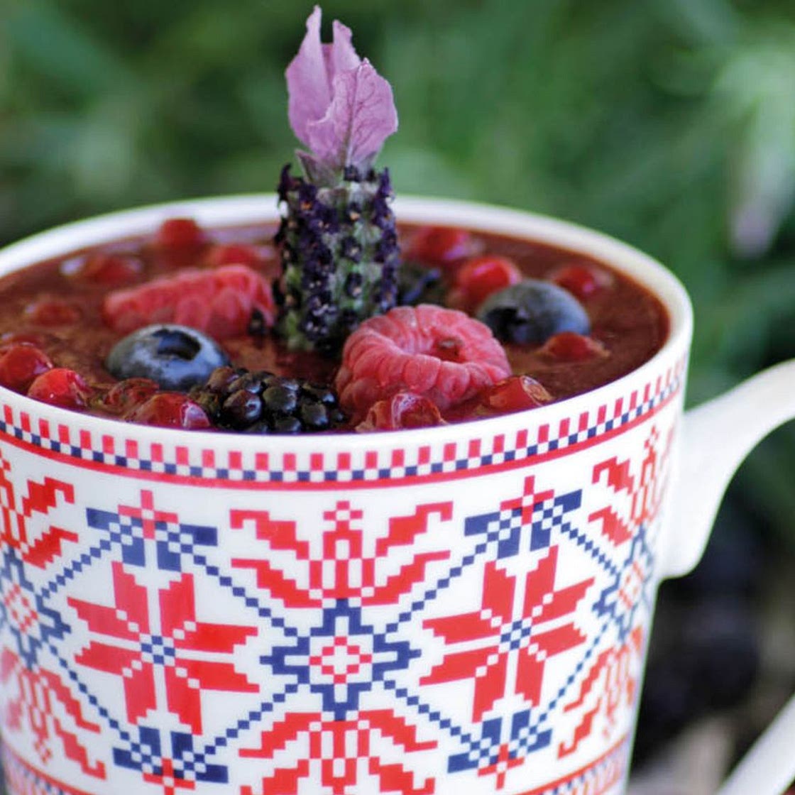 Skandinavischer Beeren-Smoothie mit Kamillentee