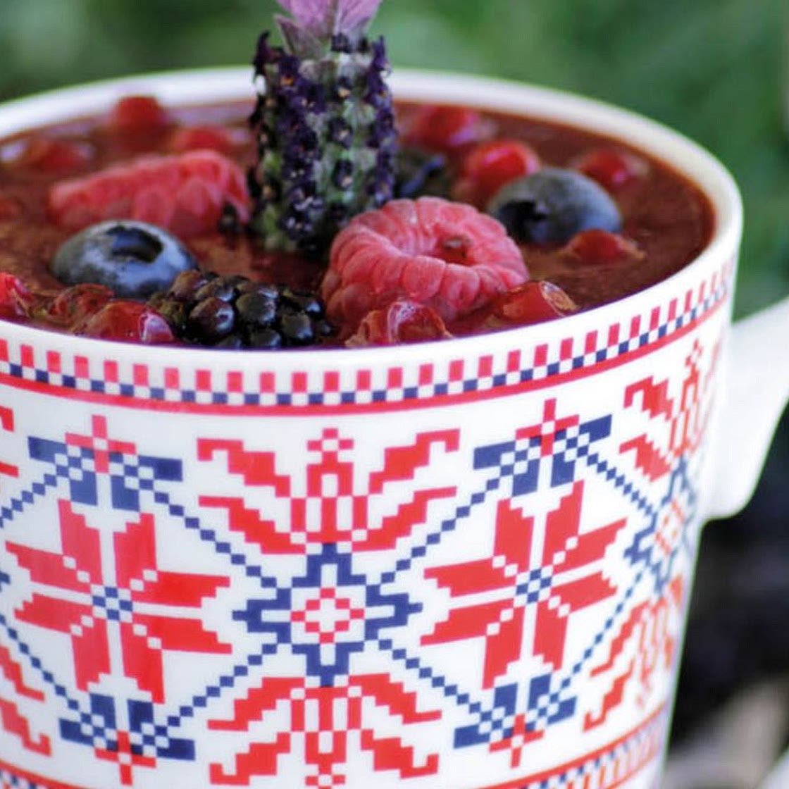 Skandinavischer Beeren-Smoothie mit Kamillentee
