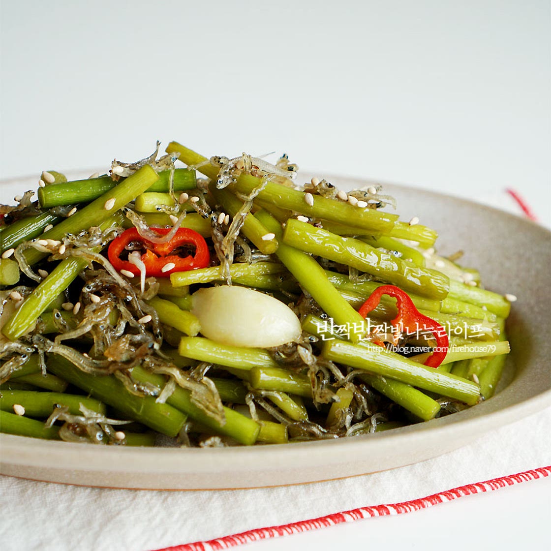 마늘쫑멸치볶음 감칠맛나는 멸치 마늘쫑볶음