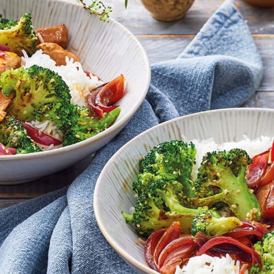 Scharfes Hähnchen mit Sesam-Brokkoli und Reis