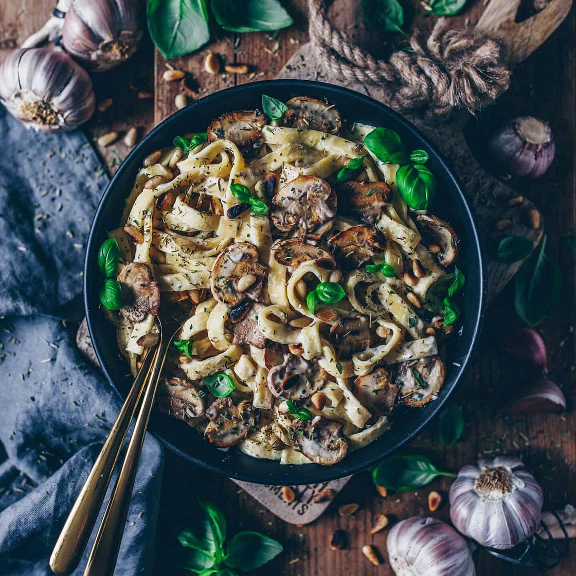 Nudeln mit cremiger Champignonsoße (vegane Béchamelsauce)