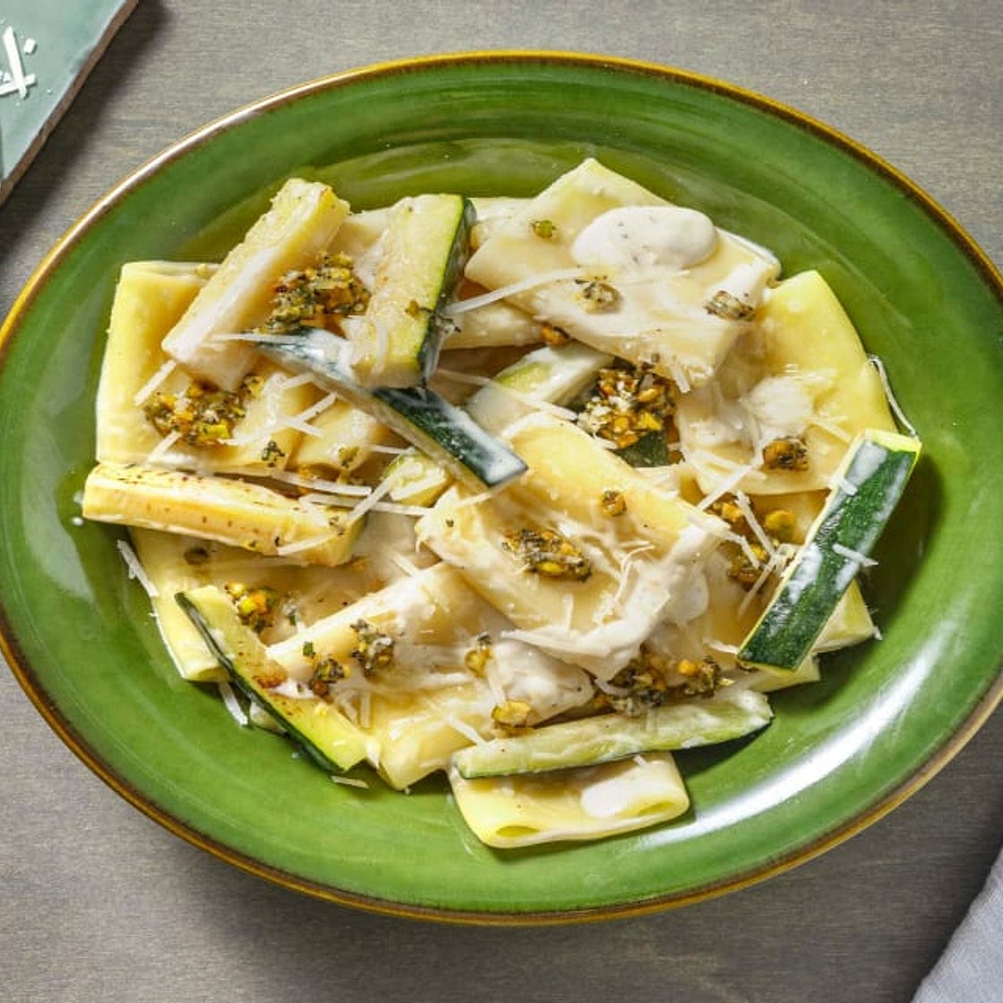 Paccheri mit Pistazien-Gremolata in zitroniger Sahnesoße, dazu Zucchinistifte