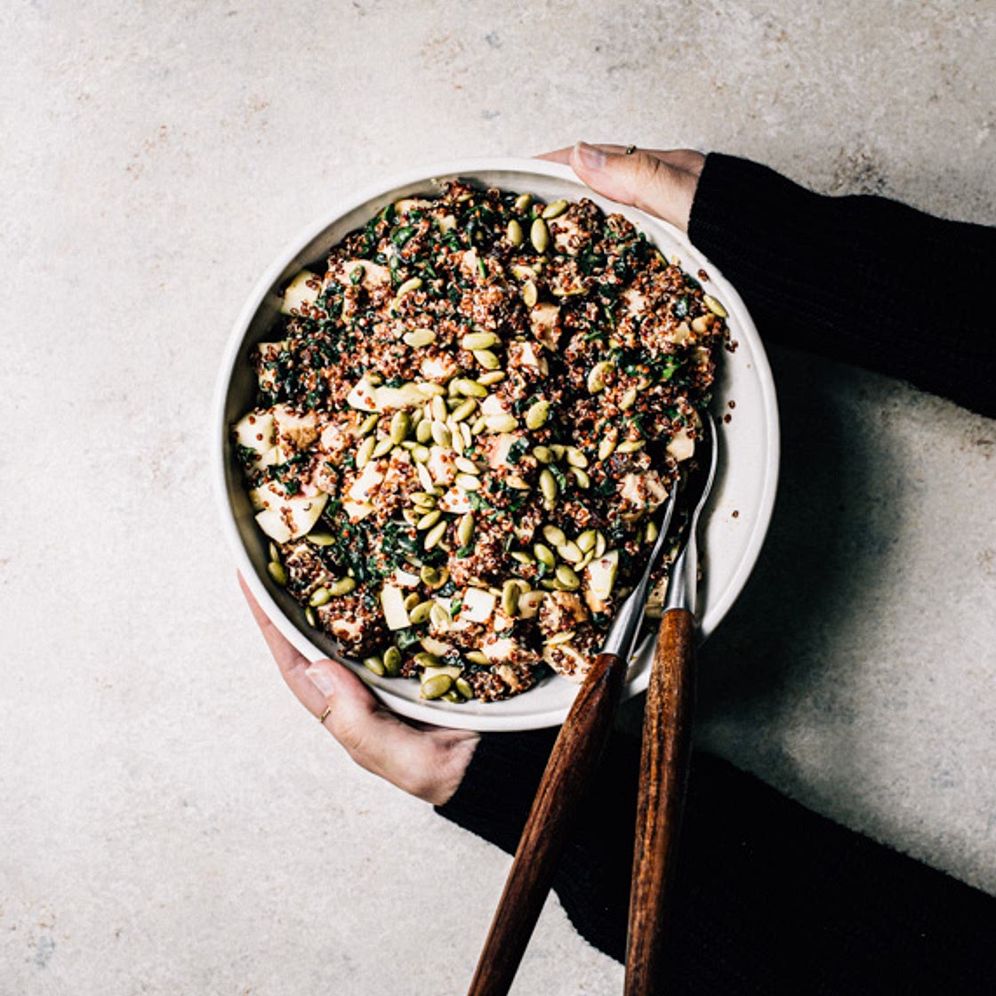 salade de kale, canneberges, quinoa & poulet + sauce dragon maison