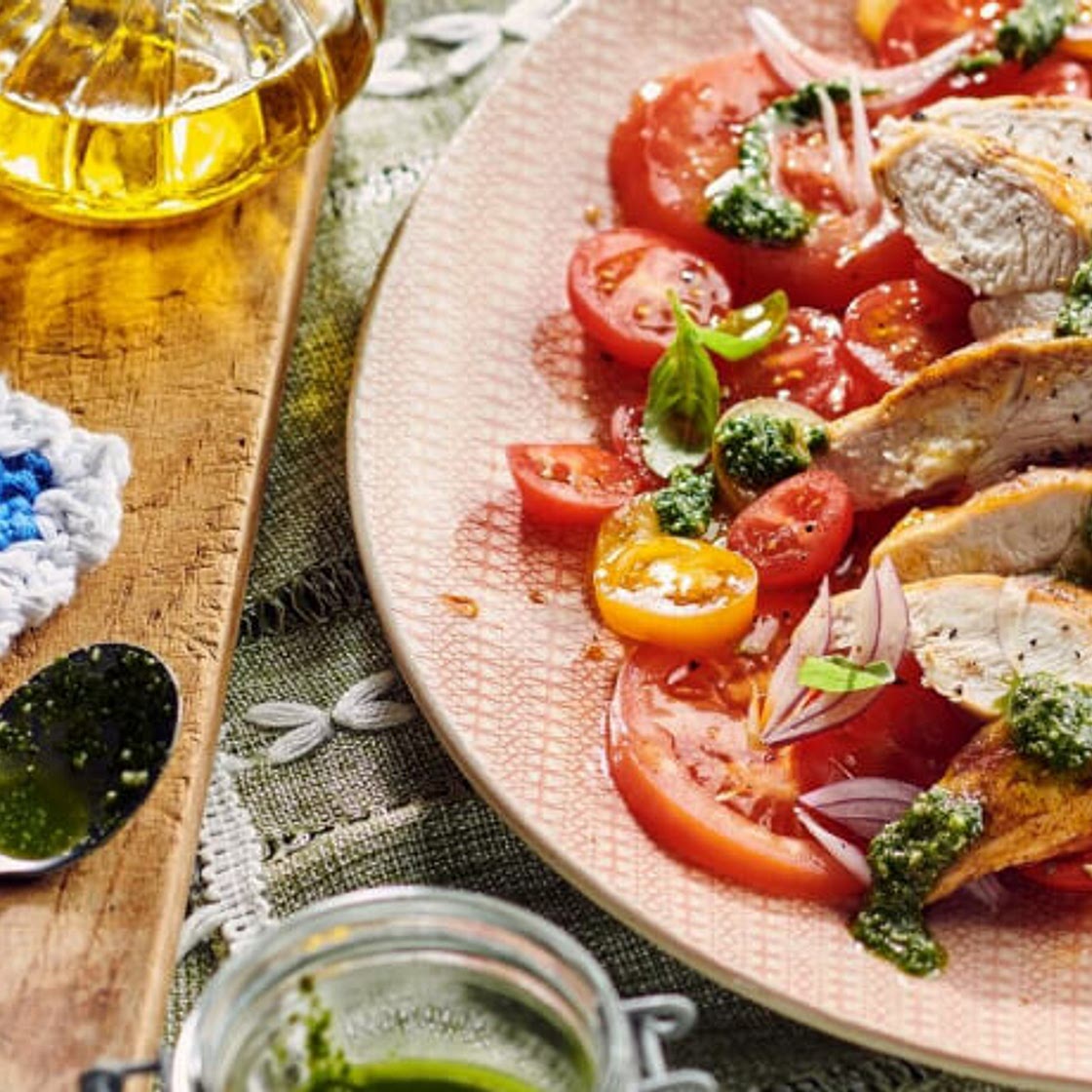 Gegrilltes Hähnchen mit buntem Tomatensalat