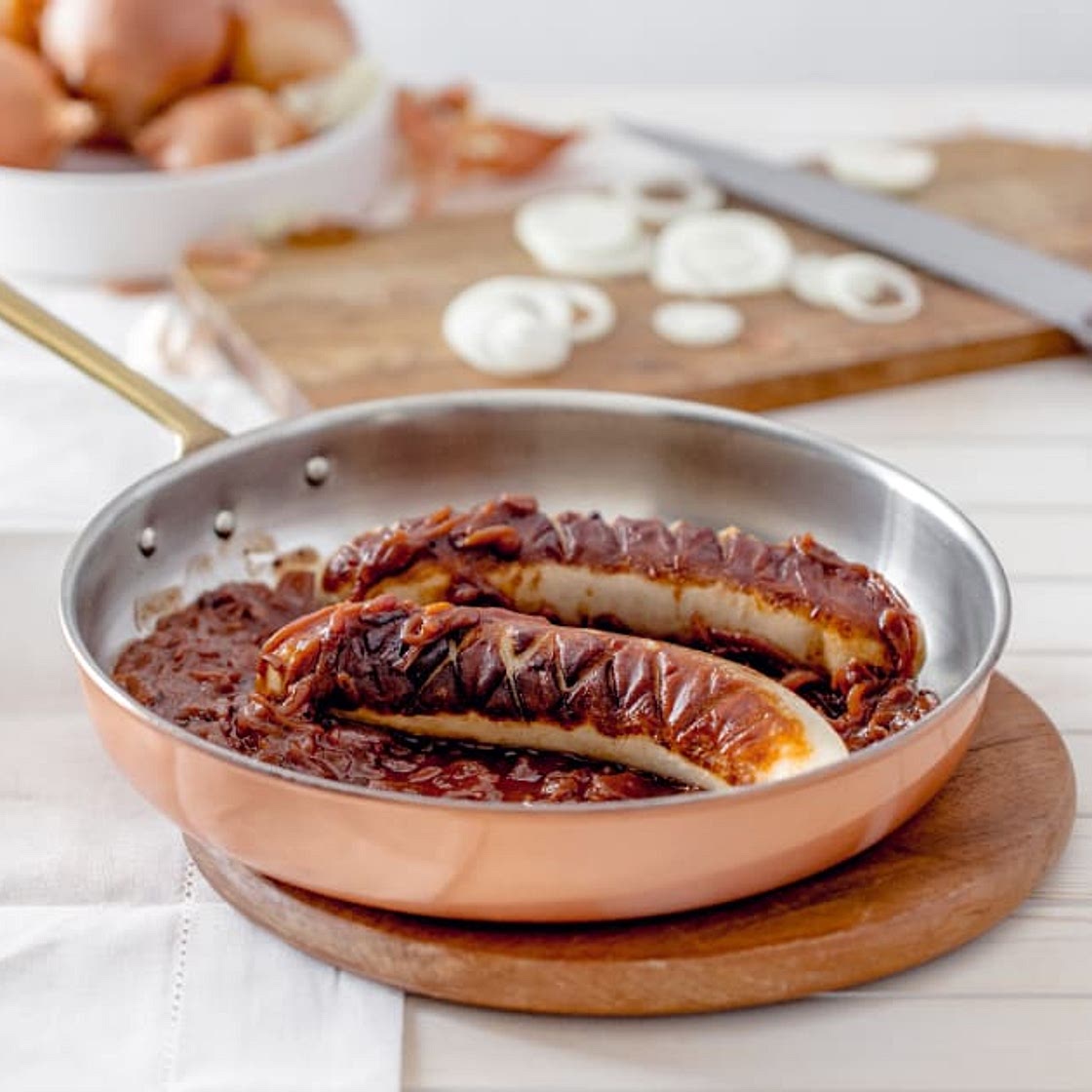 Bratwurst an Zwiebelsauce