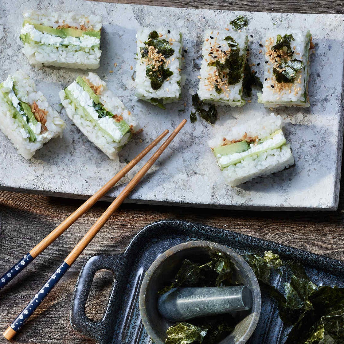 Vegetarische Mini-Sushi-Burger mit Avocado-Füllung