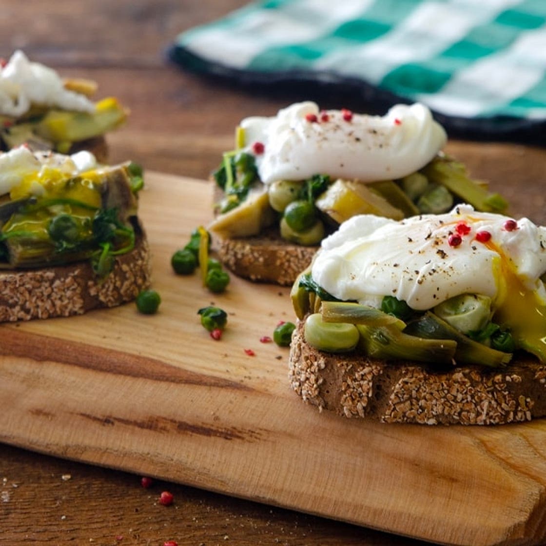Bruschette di pane casereccio con vignarola e uovo in camicia