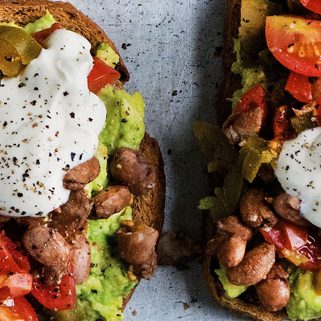 Bohnen auf Avocadobrot
