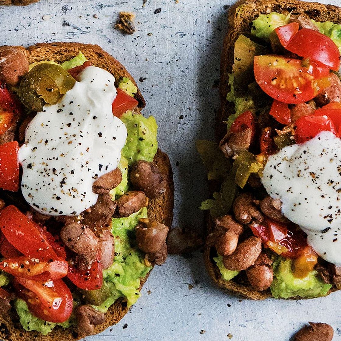 Bohnen auf Avocadobrot