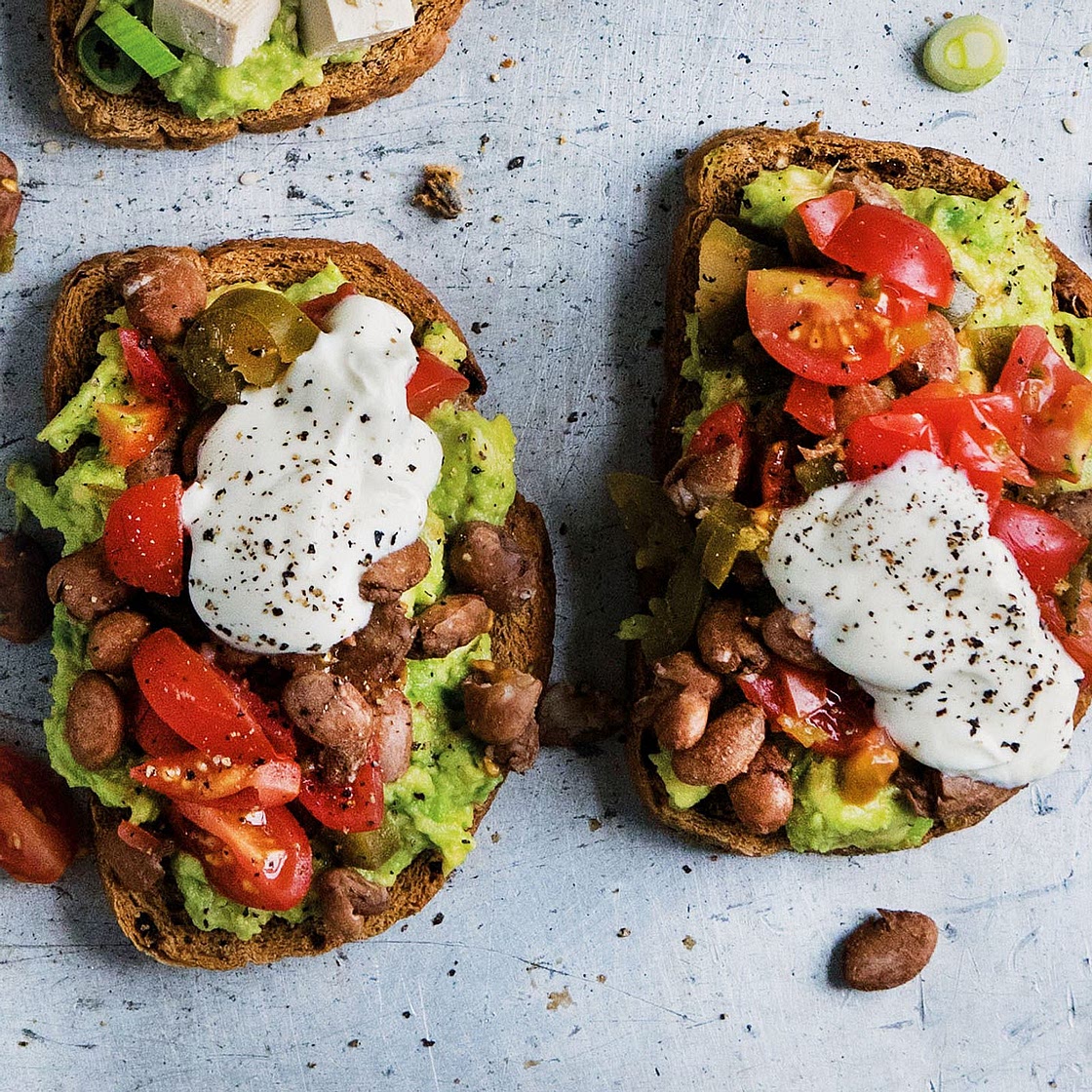 Bohnen auf Avocadobrot
