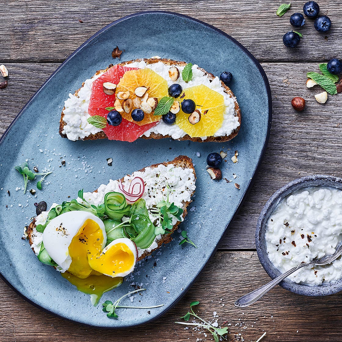 Frühstück: Herzhaftes oder süßes Low-Carb Brot mit körnigem Frischkäse