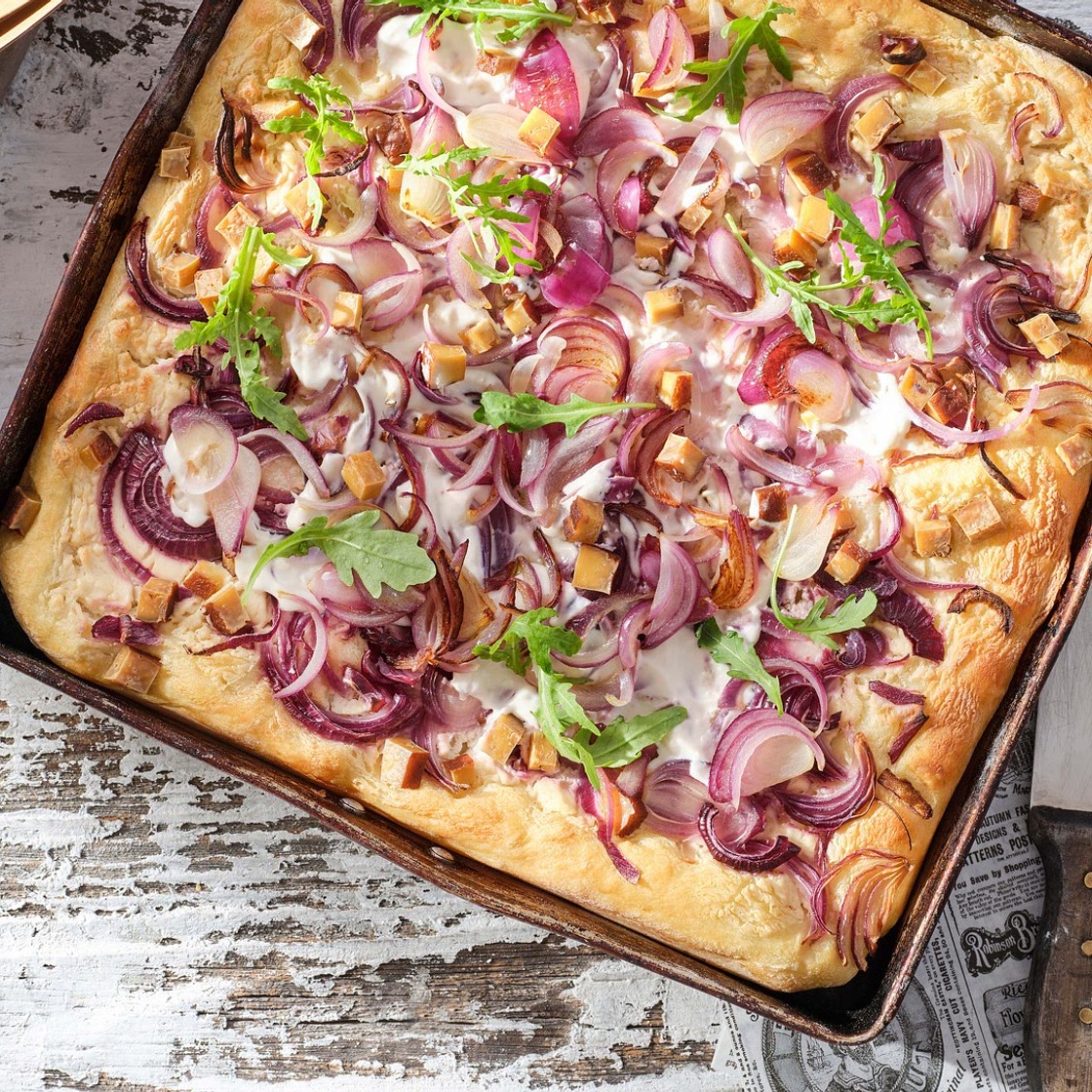 Veganer Zwiebelkuchen mit Räuchertofu