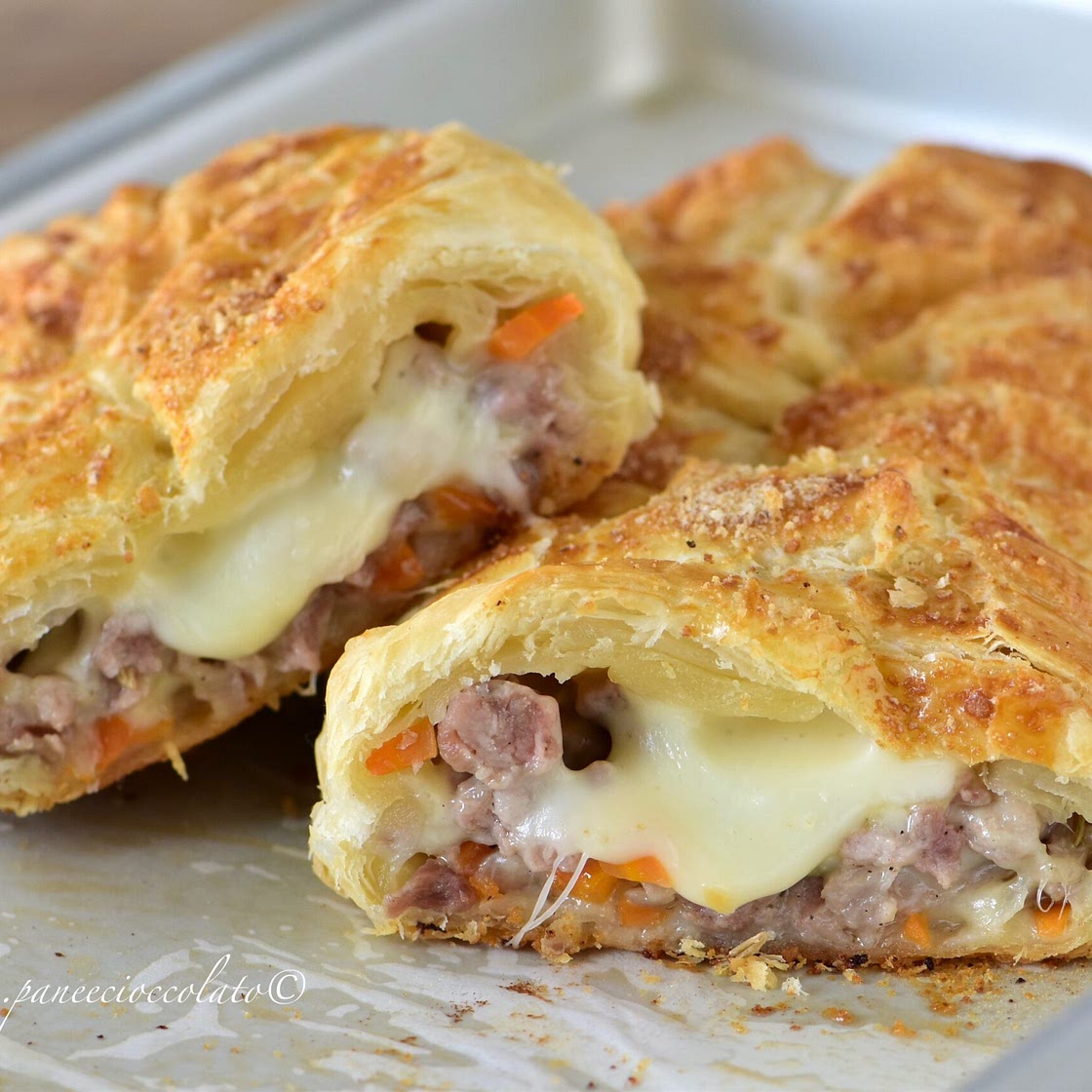 Rustico Salsiccia e Provola di Pasta sfoglia un Antipasto facile e sfizioso